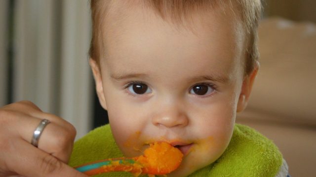 赤ちゃんが離乳食を食べない時の対処法 イライラをニコニコに変えるコツ８選 Chewife