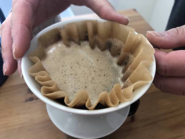 コーヒーのドリップ中にドリッパーをクルクル回す